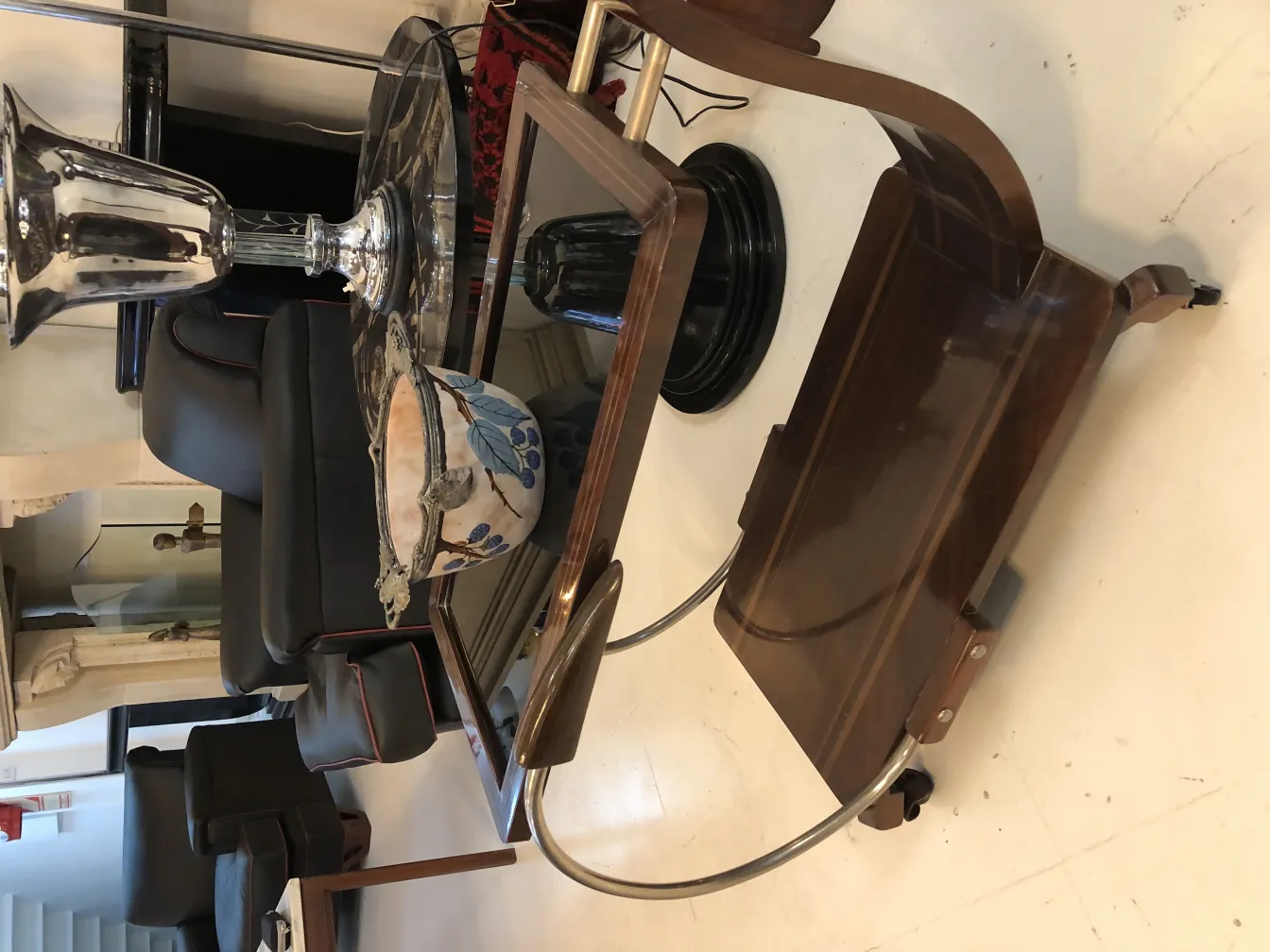 Vase en céramique ancien avec décorations bleues et marron, entouré de meubles élégants