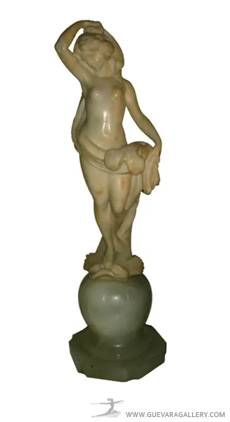 古代女雕塑，底座为椭圆形