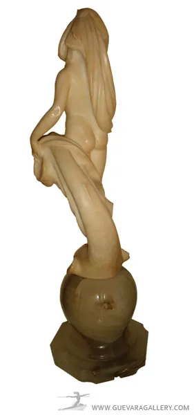 Sculpture ancienne d'une femme avec des touches élégantes et des détails fins sur une base sphérique