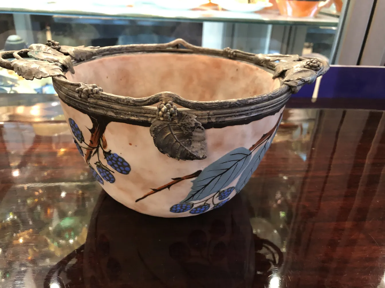 Красивый древний керамический сосуд с декором из листьев и винограда, идеально для коллекционеров.