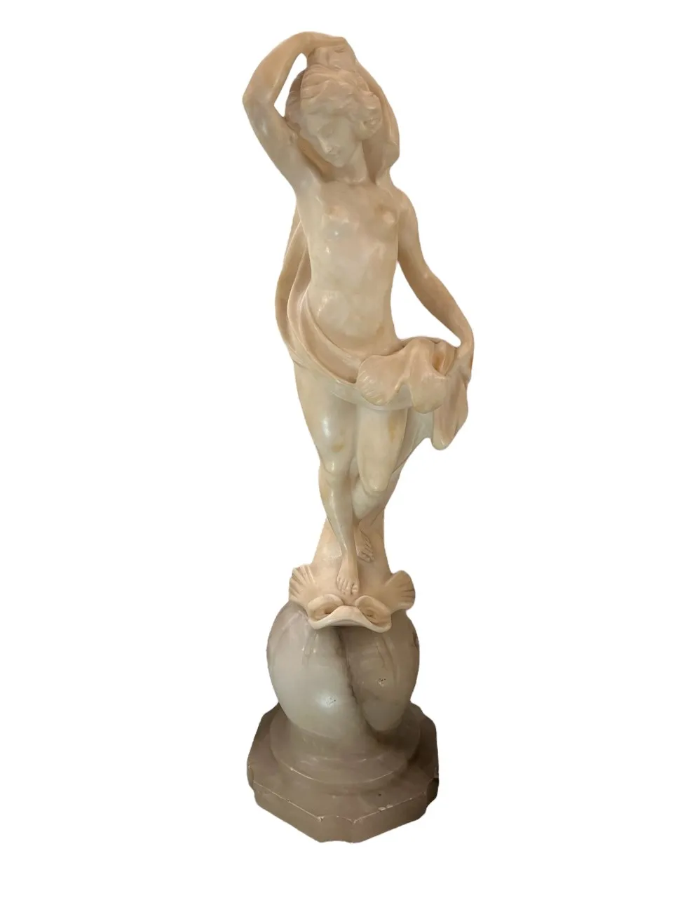 Escultura antigua de figura humana en pose elegante, bellamente tallada