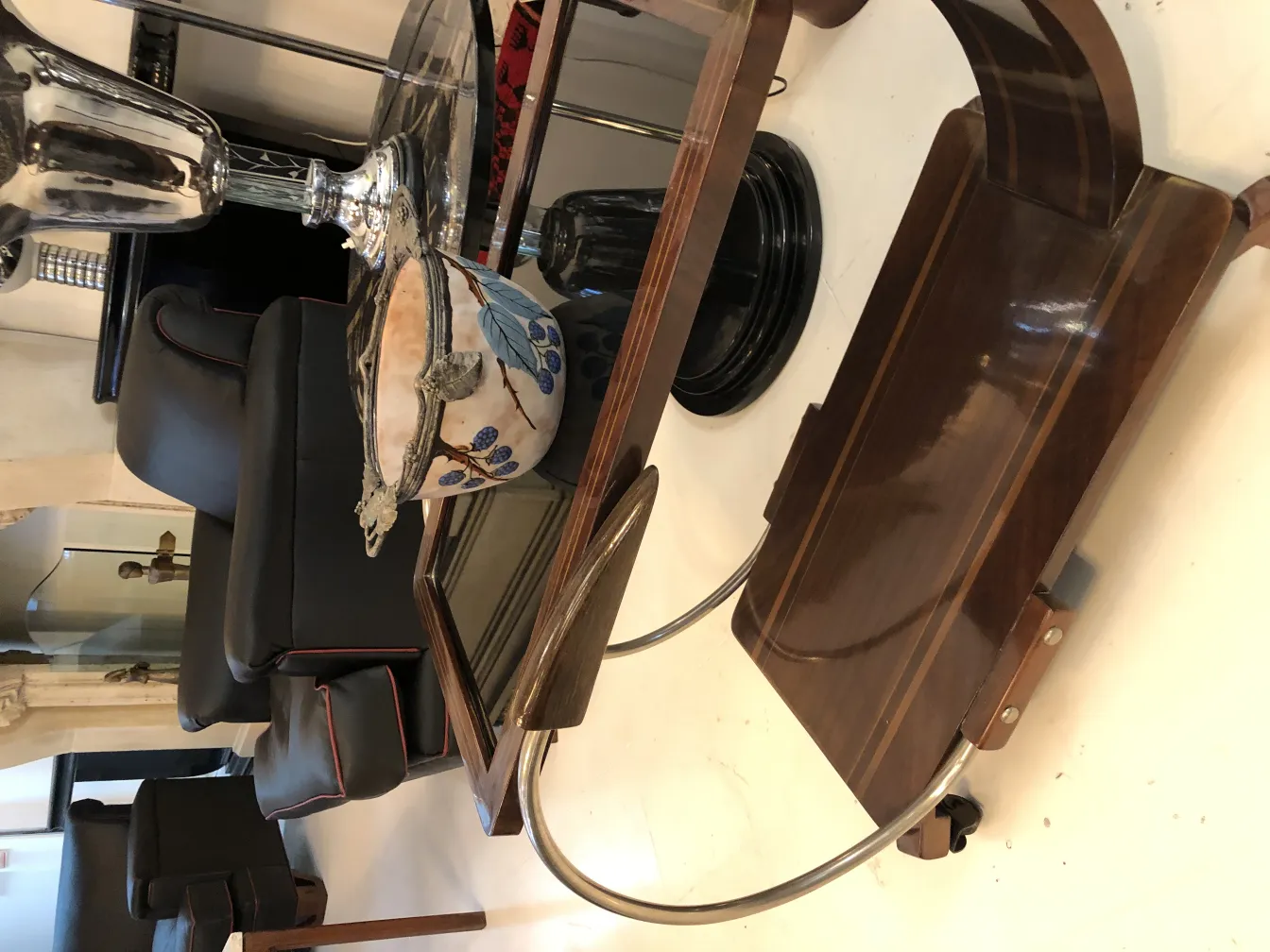 خزف قديم مزخرف بنقوش طبيعية وزهور على طاولة.