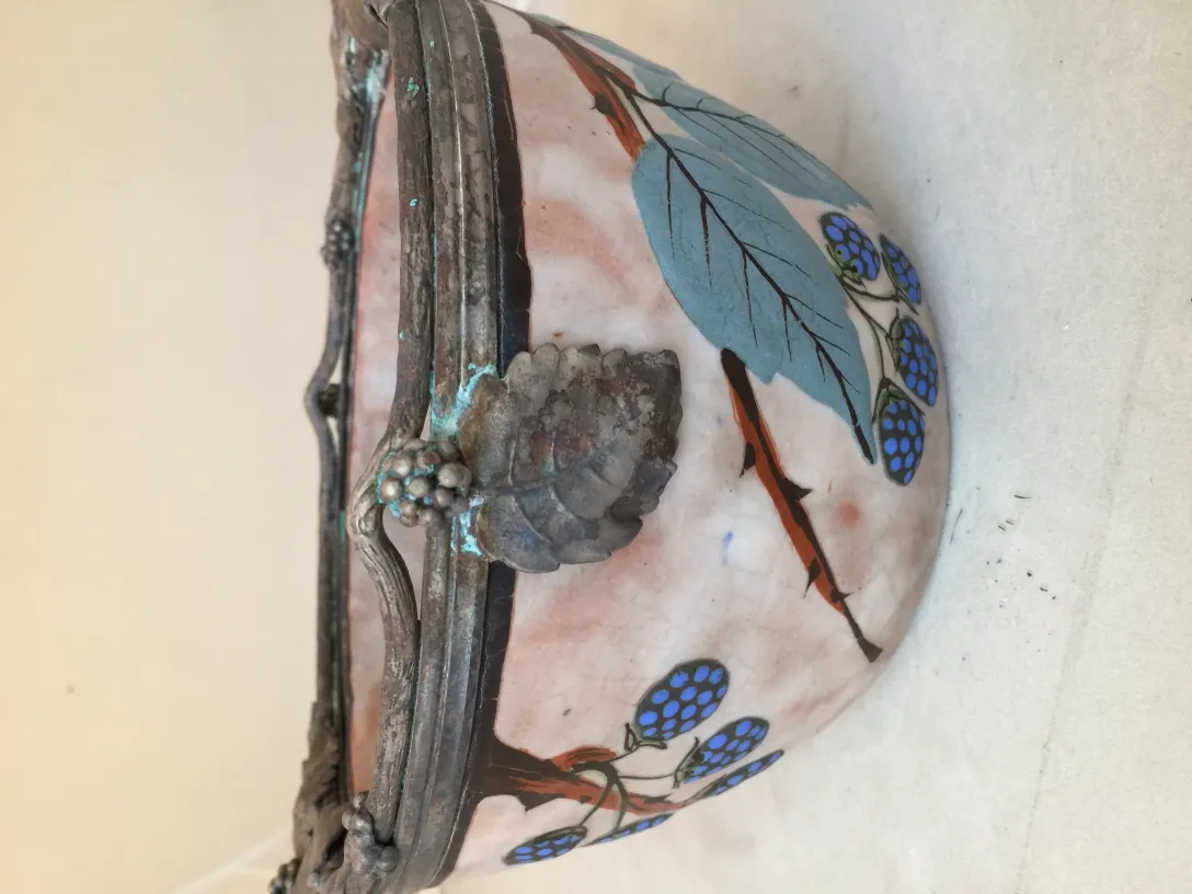 arte ceramico antico con fiori blu e foglie verdi in uno stile elegante