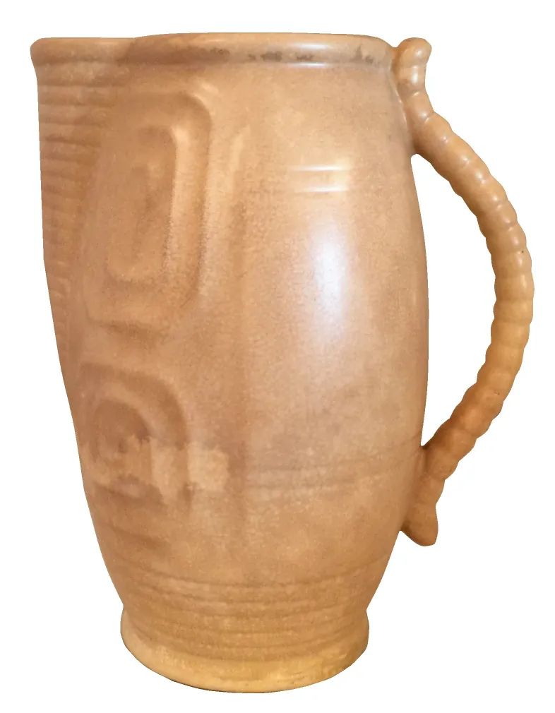 Jarre en céramique ancienne avec une poignée au design unique.