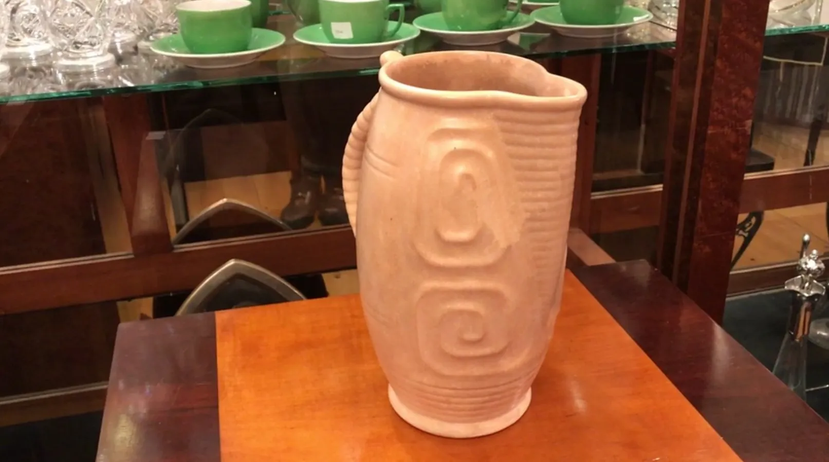 Jarra antiga de cerâmica com relevos e textura