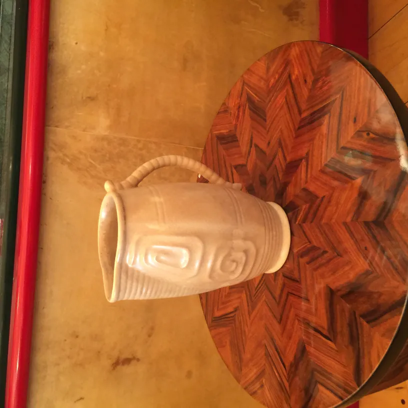 antike dekorative Keramikkanne auf einem Holztisch