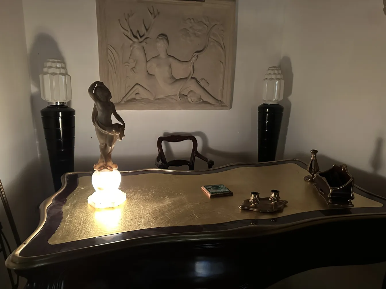 突出在金色桌子上的古代人形雕塑。