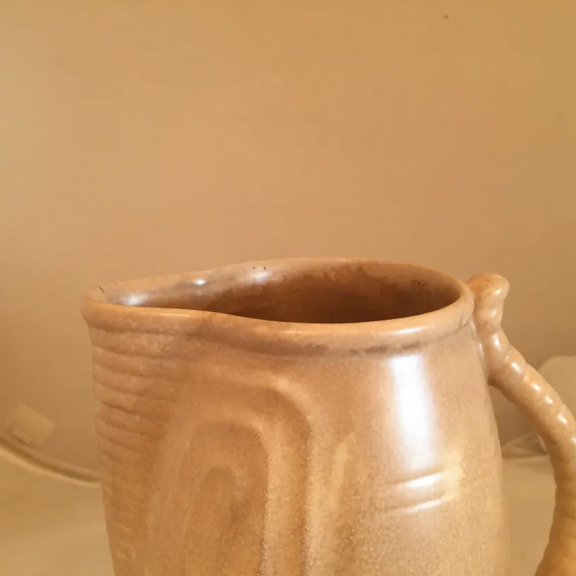 Vaso antico in ceramica con texture liscia