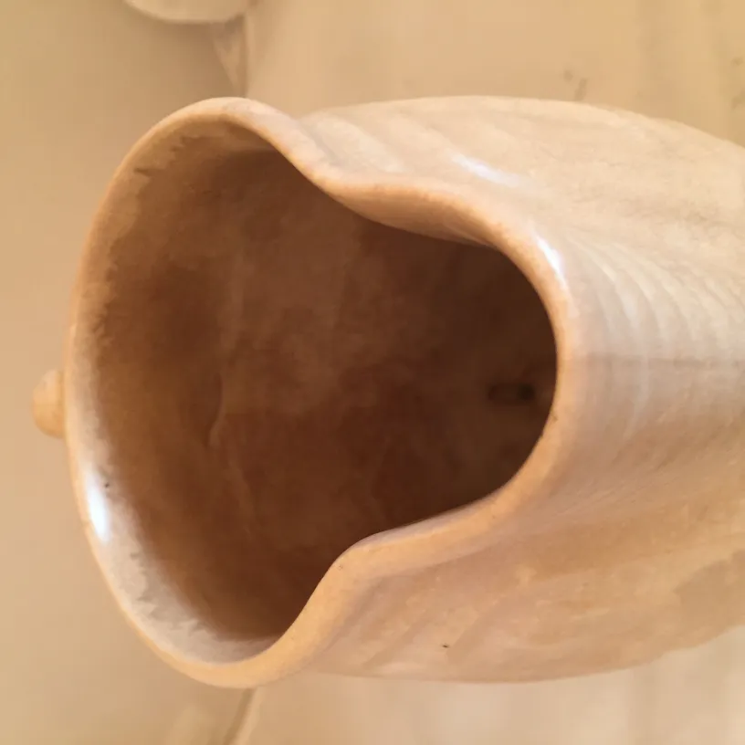 Jarra de cerâmica antiga com forma única e suave.