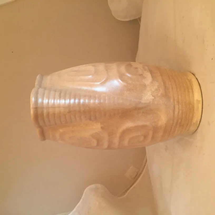 vaso antigo de cerâmica com decoração sutil