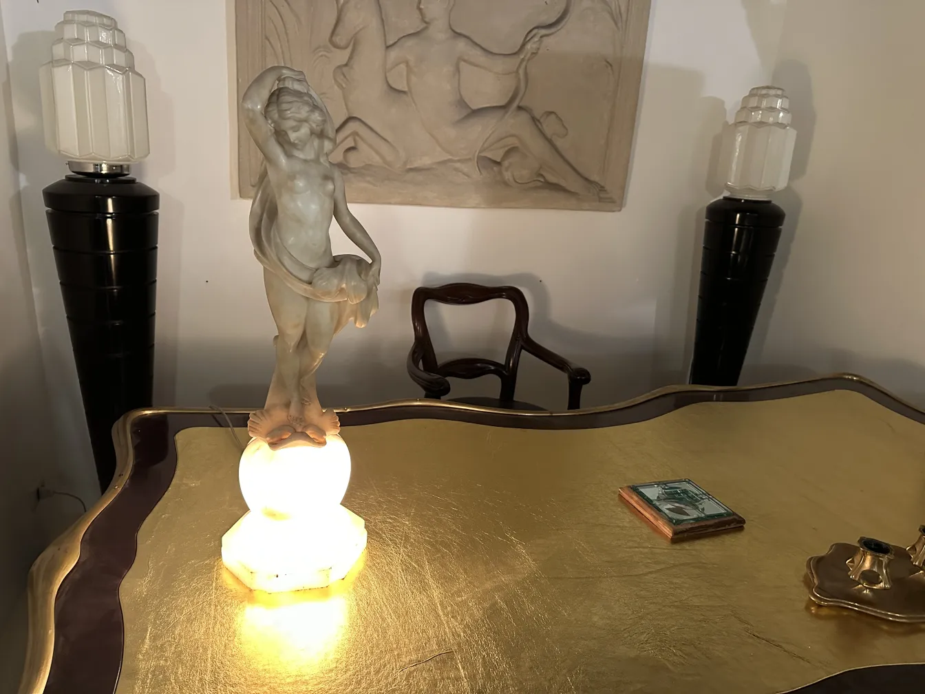 Antike Skulptur einer Frau sanft beleuchtet, elegant und zart.