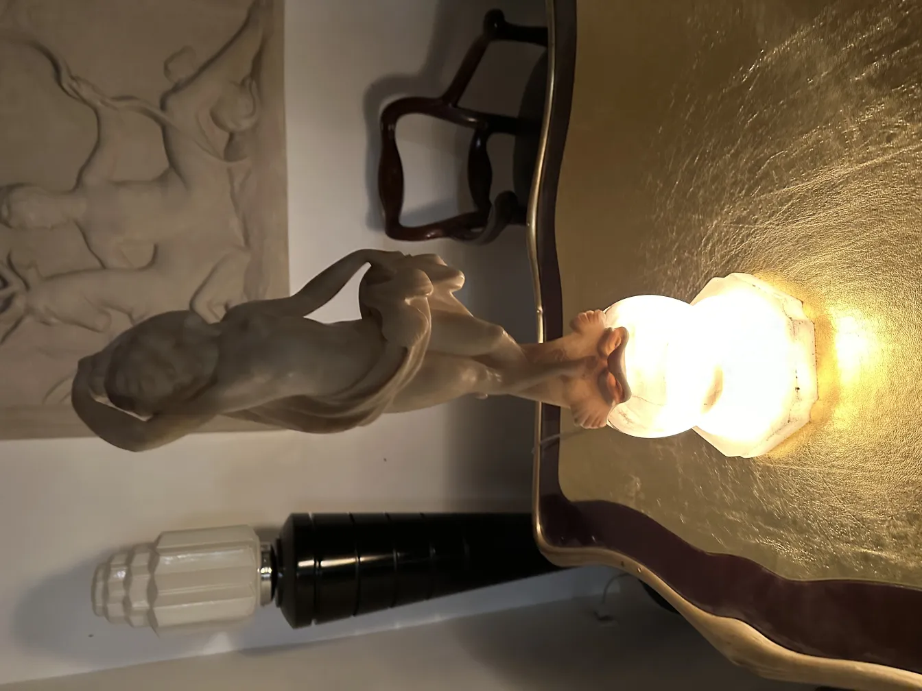 清晰细节的古代人形雕塑，温馨环境中