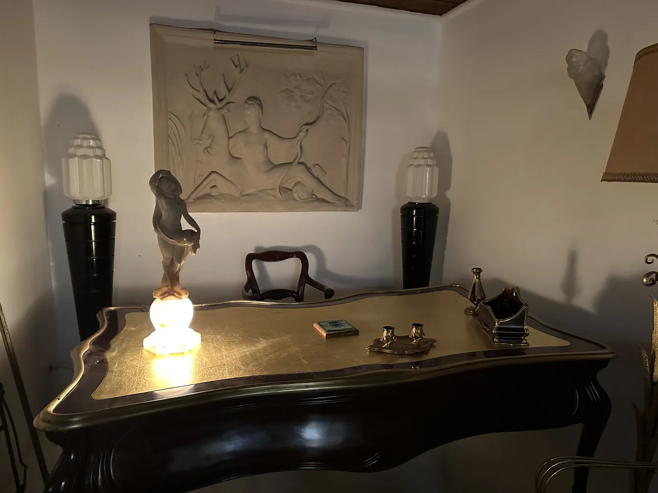 sculpture ancienne avec un détail élégant, lumière douce