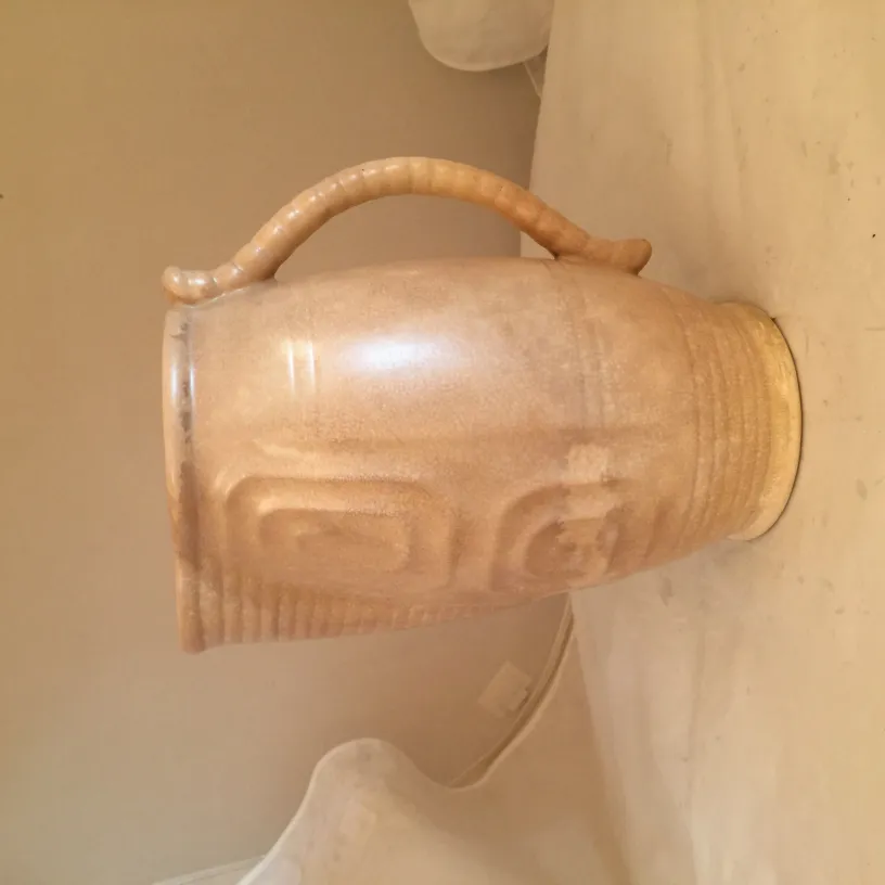 浮き彫りデザインの古い陶器の壺