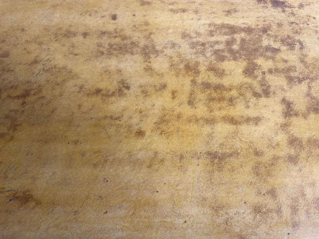 escritorio antiguo de color marrón con superficie desgastada