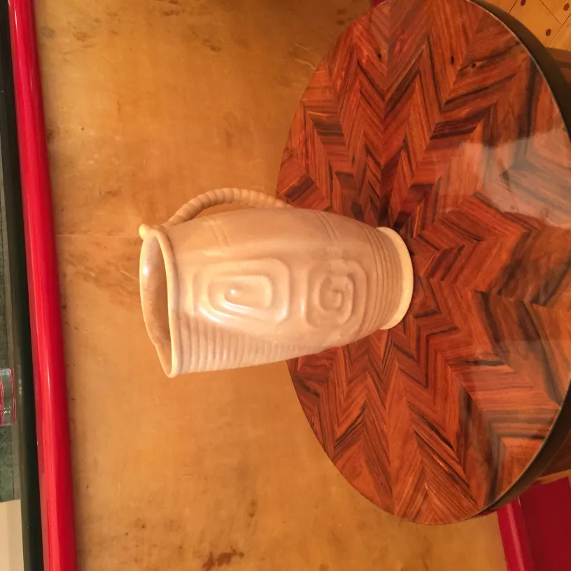 Vaso in ceramica antica con decorazione unica, sfondo stilizzato.