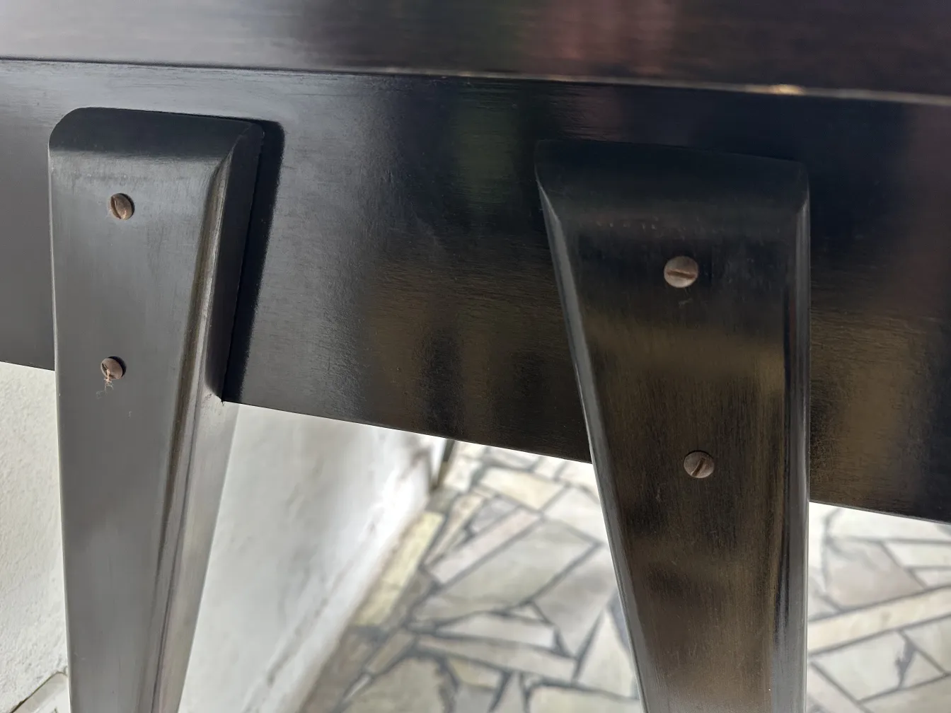 Escritorio antiguo con patas negras, ambiente de hogar