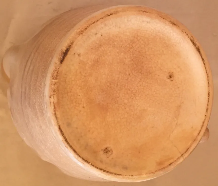 base di ceramica antica con consistenza crettata