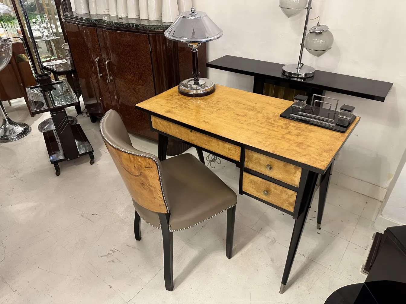 escritorio antigo com lâmpada e cadeira elegante em um ambiente estiloso