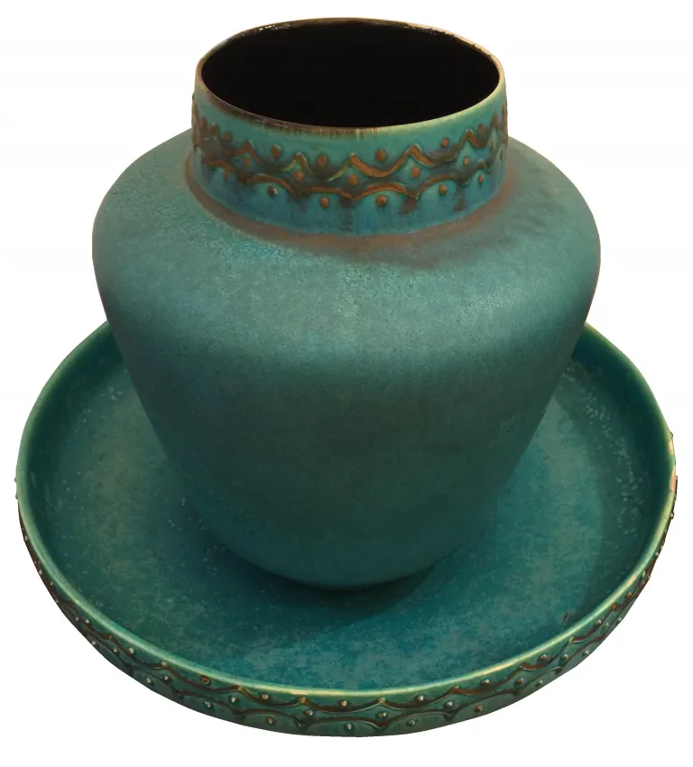 Cerâmica antiga decorativa de cor turquesa com prato