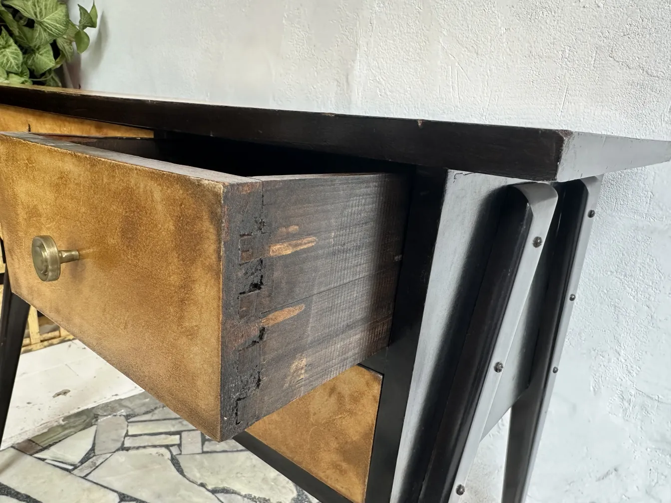 bureau ancien en bois avec deux tiroirs ouverts et un design élégant