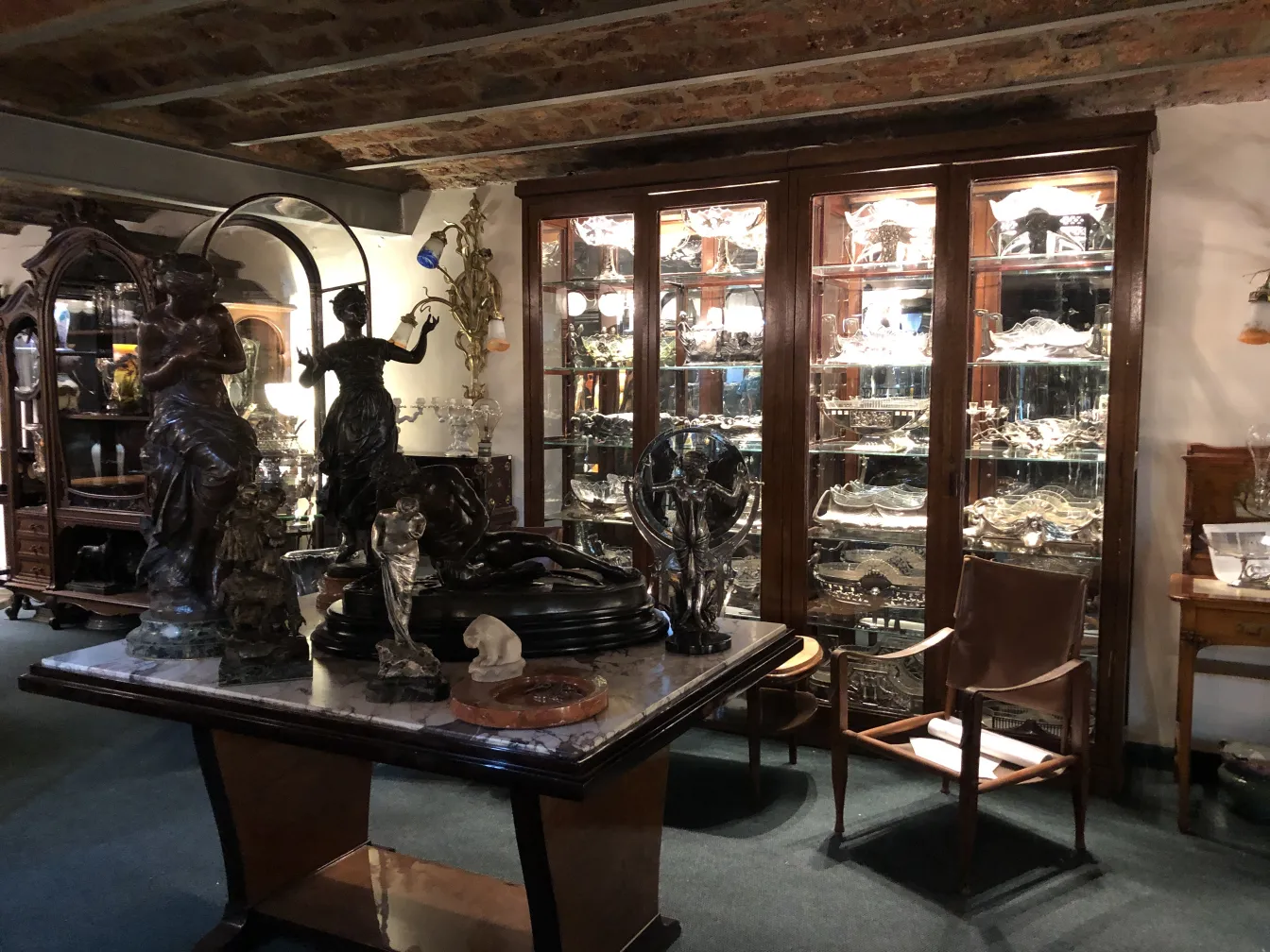 scultura antica decorativa in ambiente di antiquariato