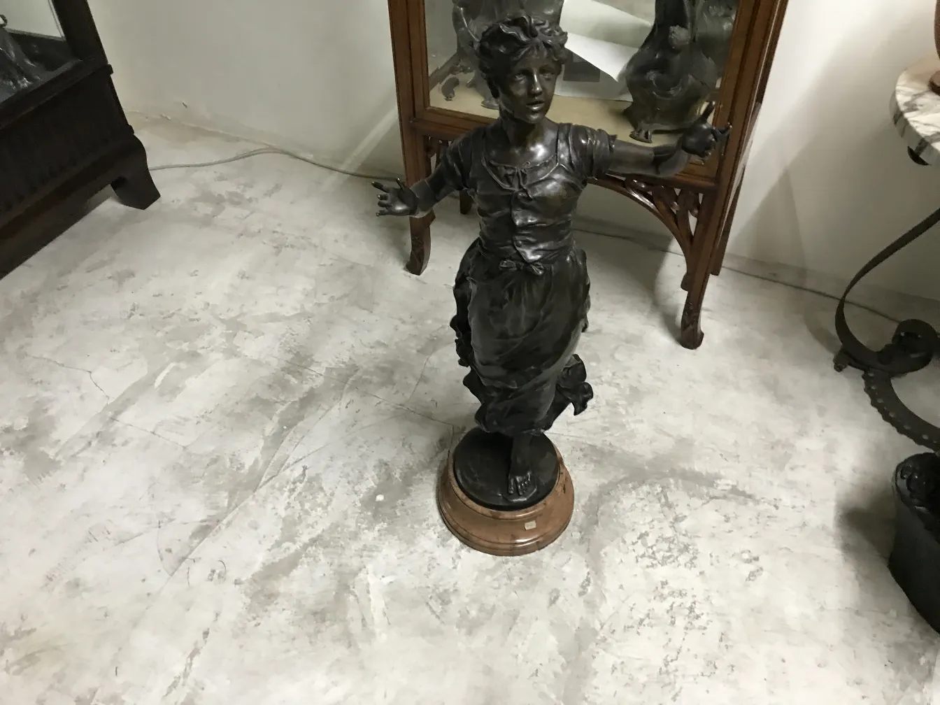 scultura antica con figura femminile in ambiente decorativo