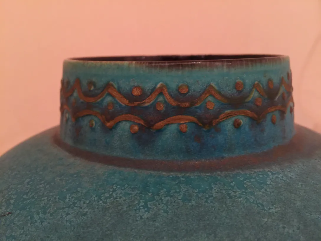 Céramique ancienne décorative en tons de bleu avec motifs