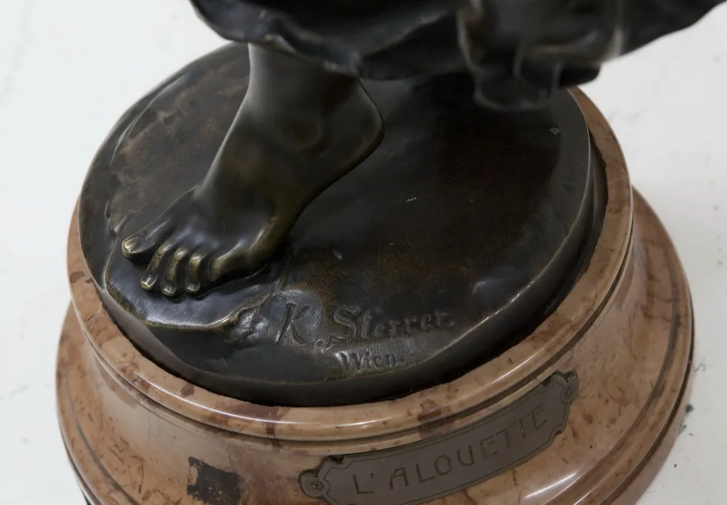 escultura antiga com base elegante e detalhe do pé