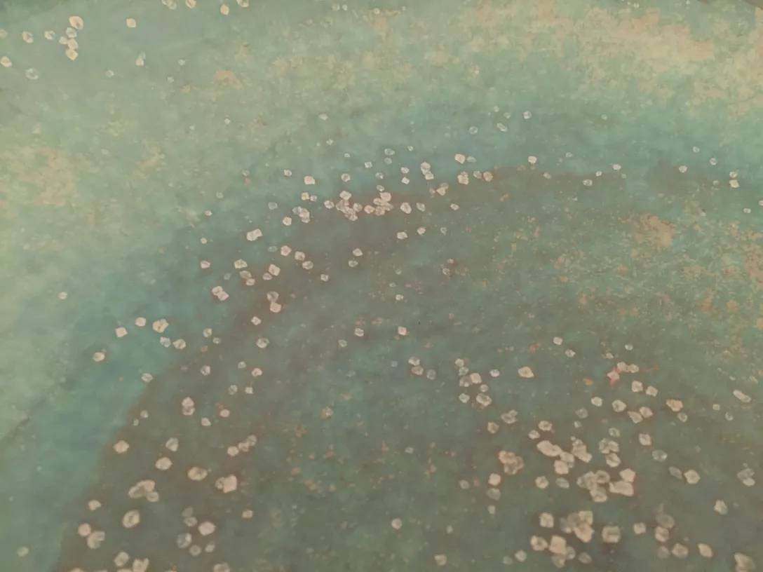 Céramique ancienne avec texture bleue et points décoratifs