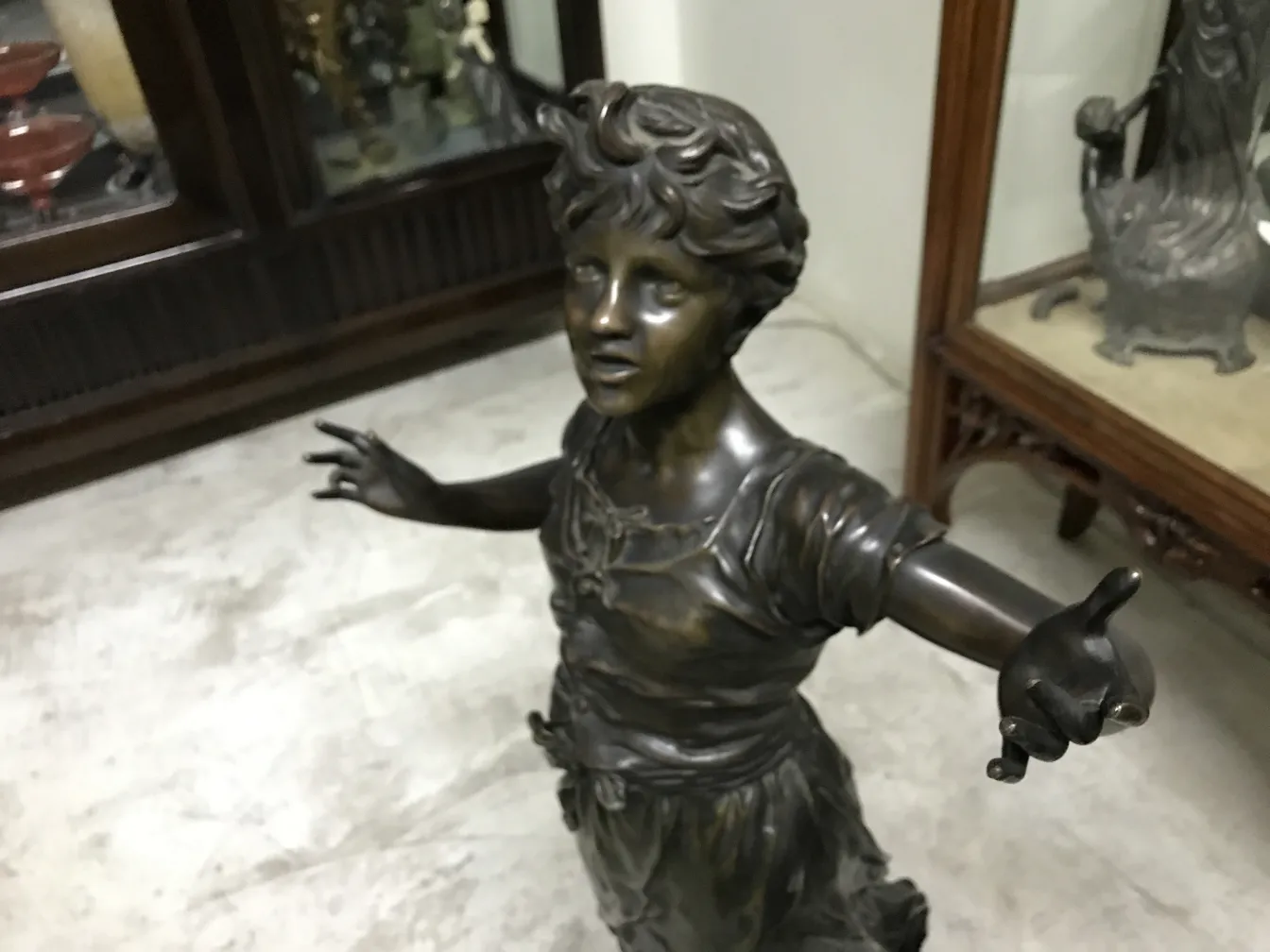 escultura antigua de figura infantil, con brazos extendidos, k. sterrer wien
