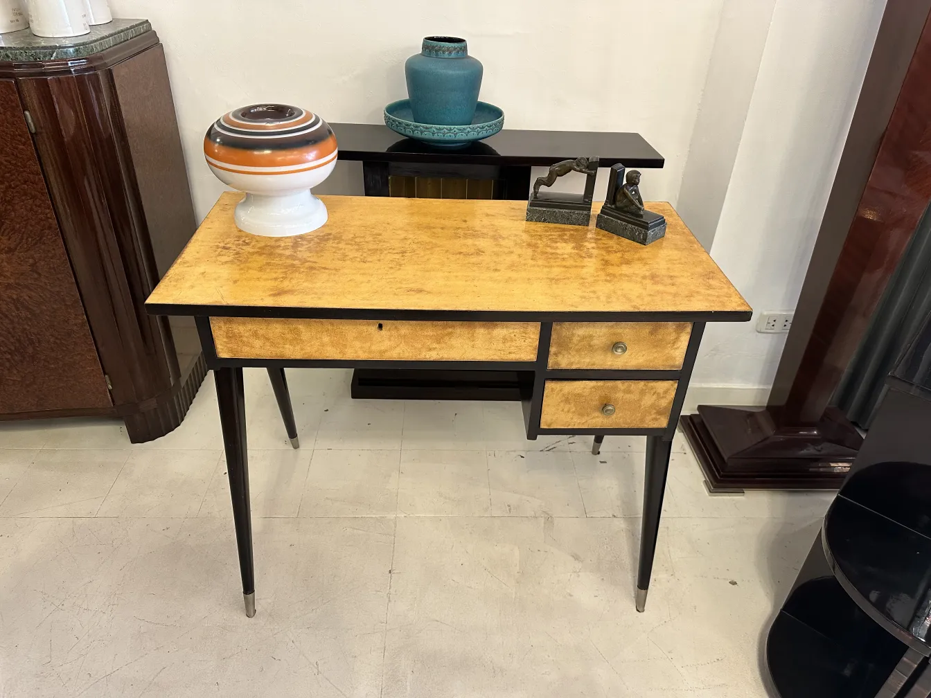 Bureau ancien en bois avec deux tiroirs, décoré avec des objets
