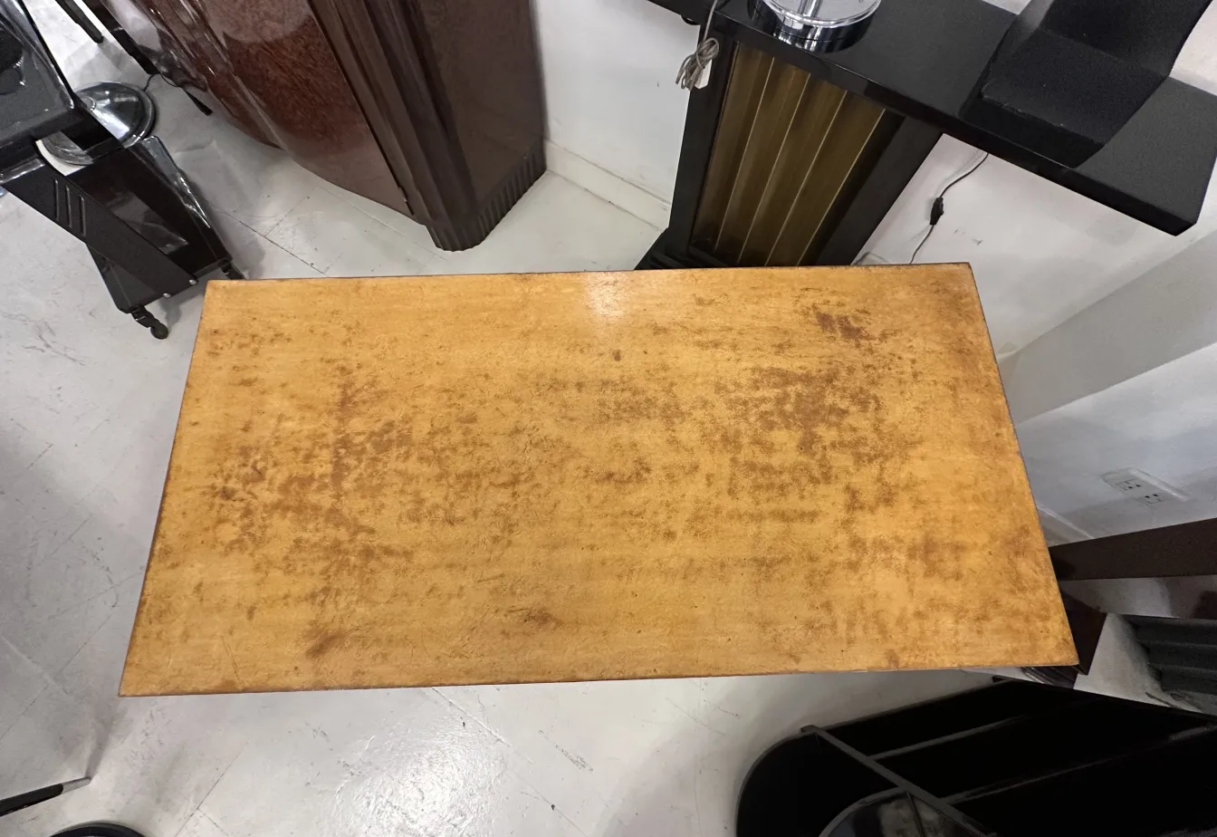 escritorio antiguo con superficie desgastada en un ambiente clásico