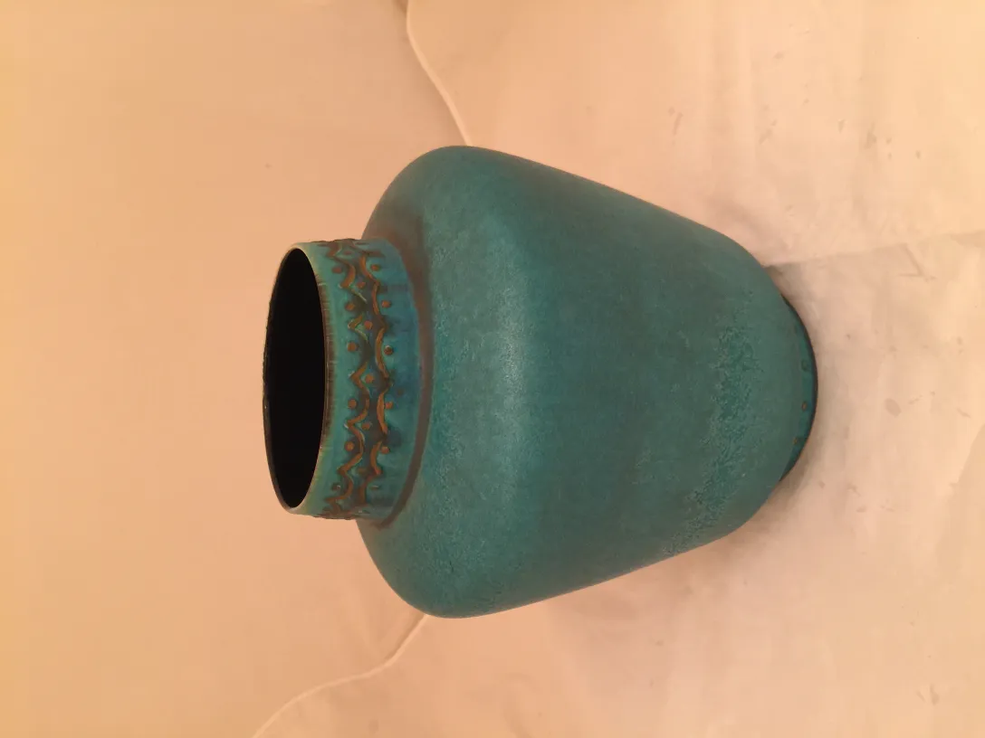 Vaso in ceramica antica color turchese con design in rilievo