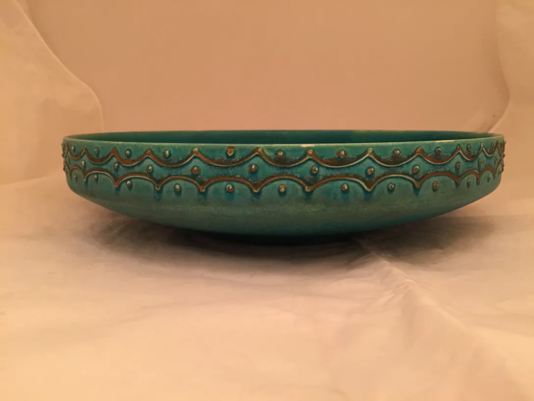 Assiette ancienne en céramique de couleur turquoise décorée