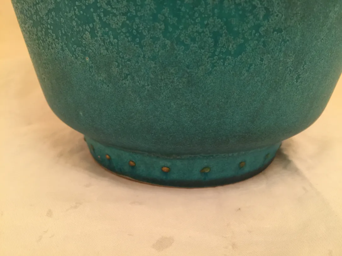 Céramique ancienne turquoise avec détails décoratifs