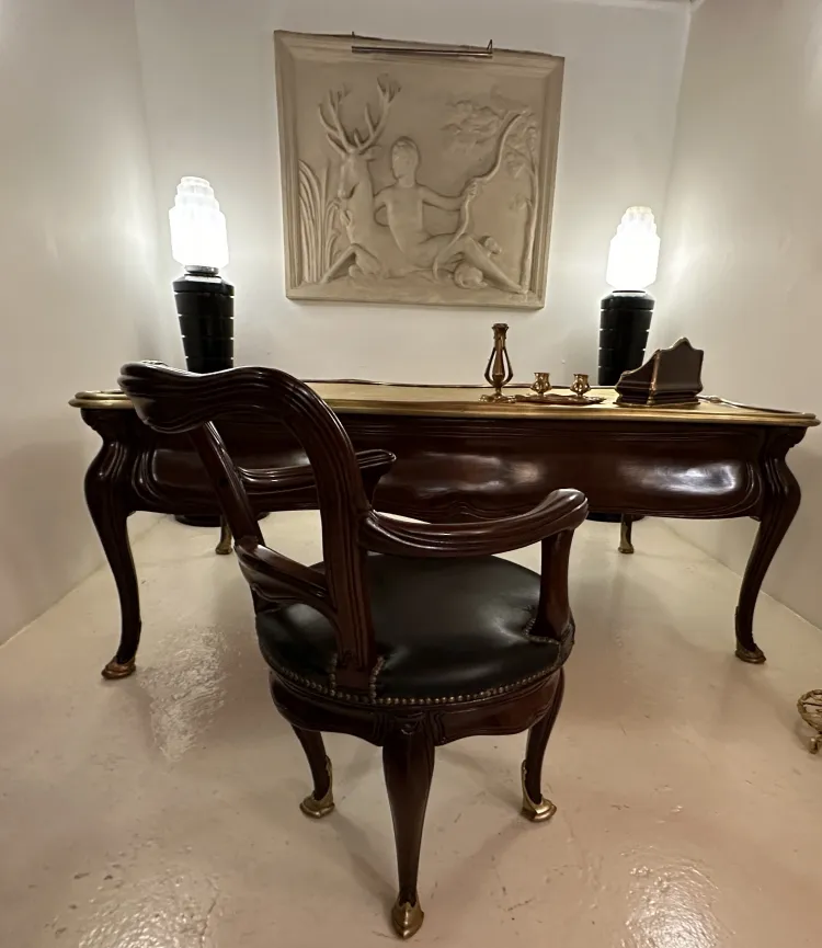 古斯塔夫·凯勒的书桌，置于明亮的房间内，搭配柔光灯。