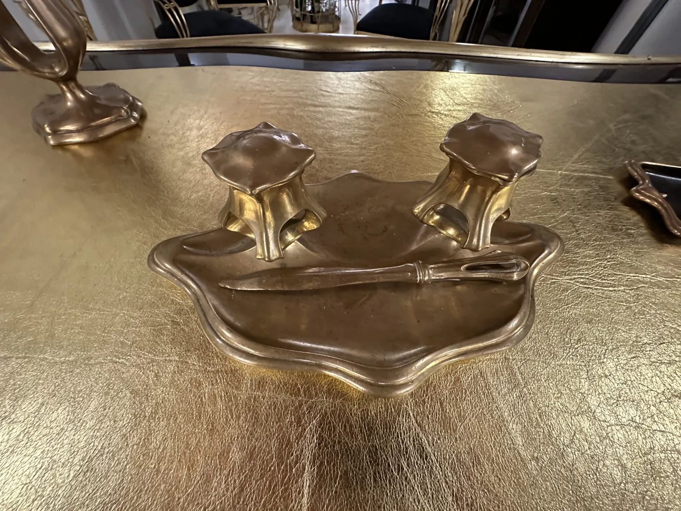 bureau ancien de Gustave Keller avec détails dorés, dans un cadre élégant