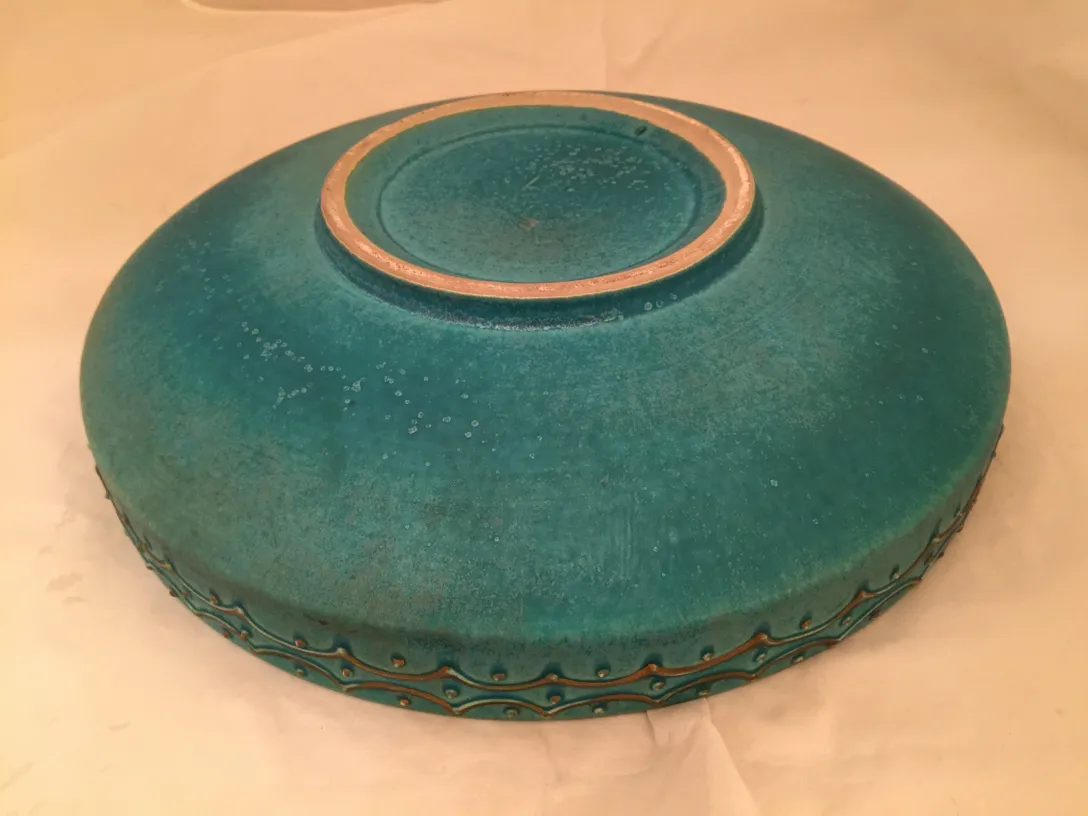 Bol en céramique ancienne avec finition bleue et détail doré.