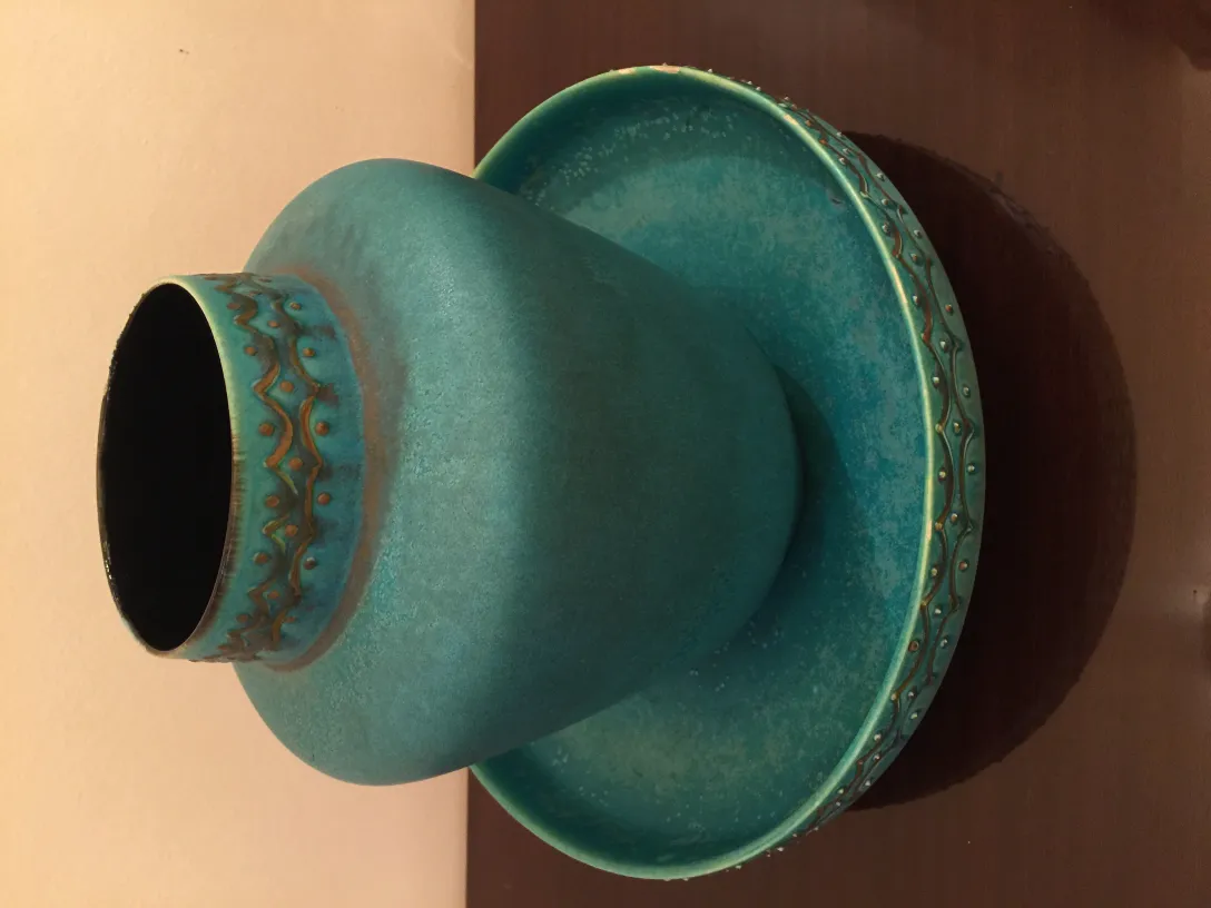 Vaso de cerâmica antiga em tons de azul e verde com prato correspondente