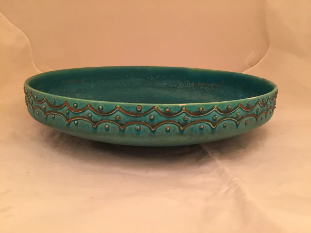 Assiette en céramique turquoise avec décoration détaillée