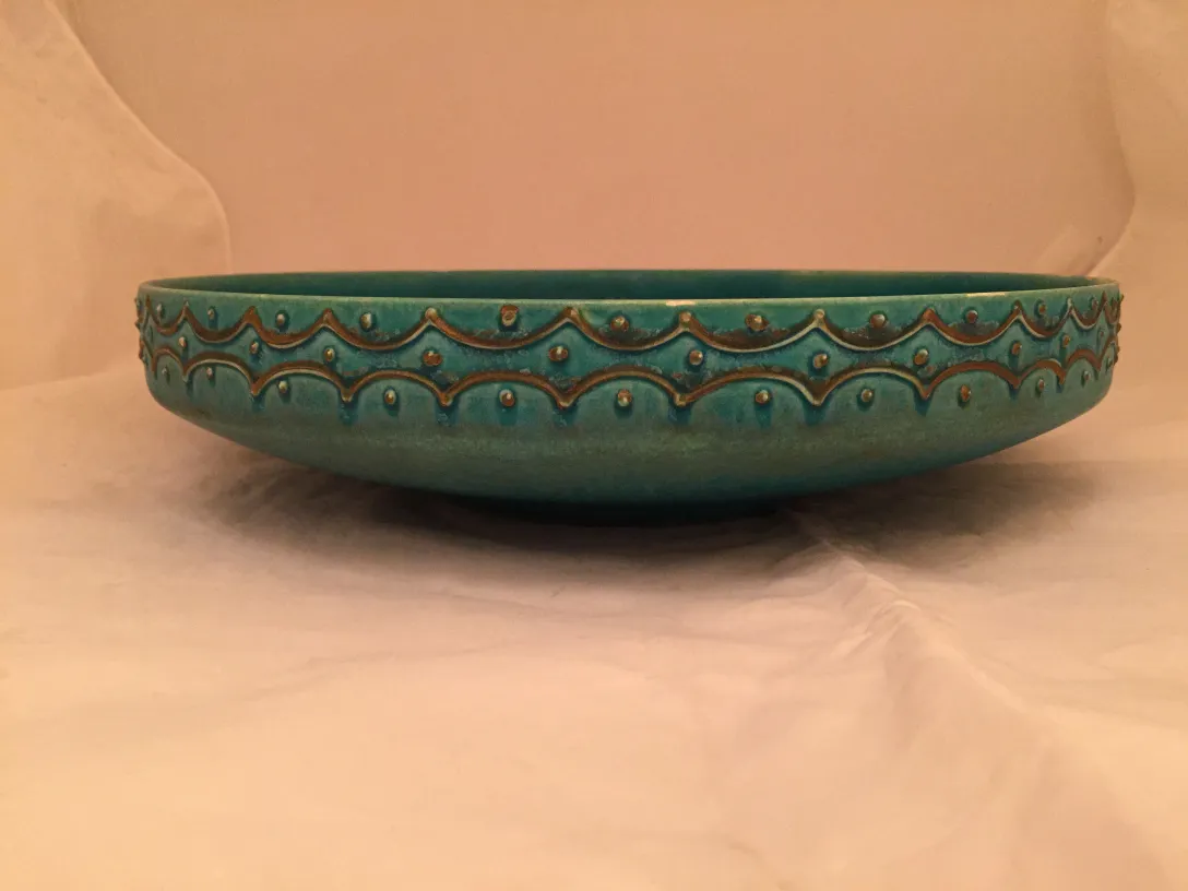 Bowl de cerámica antigua turquesa decorada con patrones ondulados