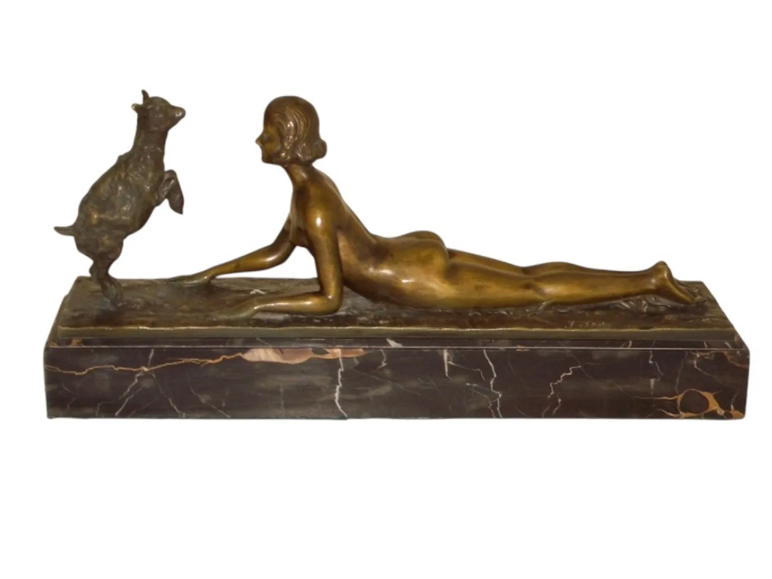 escultura antiga de figura humana e animal em base de mármore