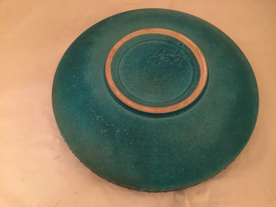 Ciotola di ceramica antica blu con bordo dorato.