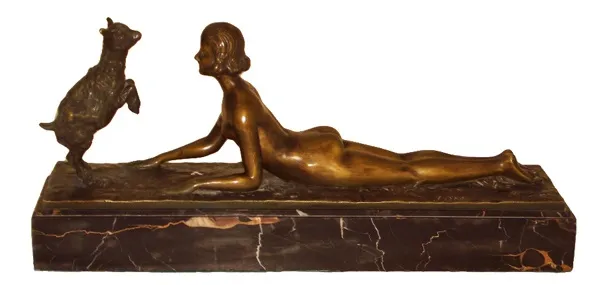 escultura antiga de joseph d'aste com figura feminina e cabra