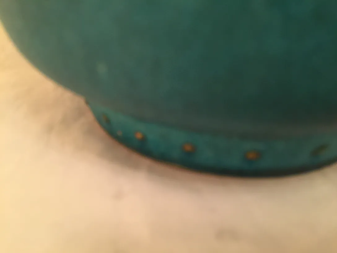 Vaso di ceramica antica di colore verde con dettagli dorati