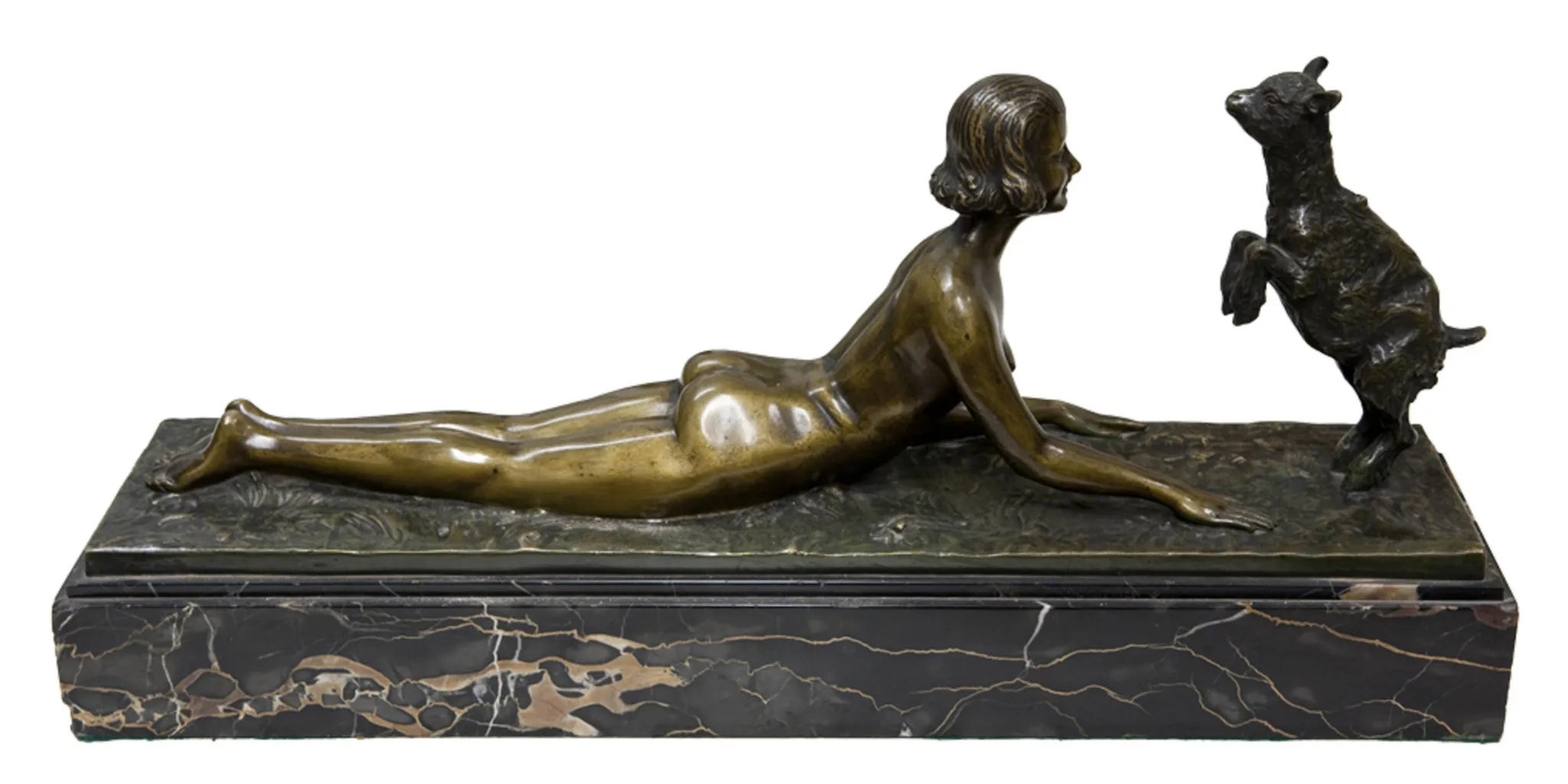 sculpture ancienne représentant une figure féminine et un chevreau