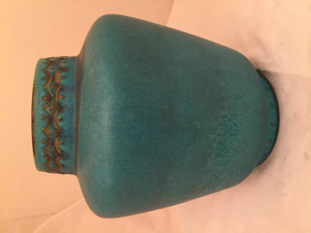 Jarrón antiguo de cerámica turquesa con decoración dorada