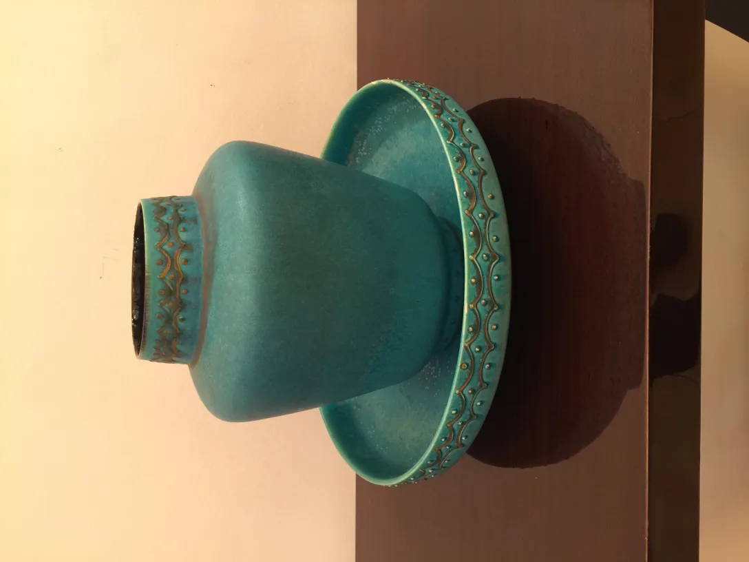 Set di ceramica blu antica con dettagli dorati.