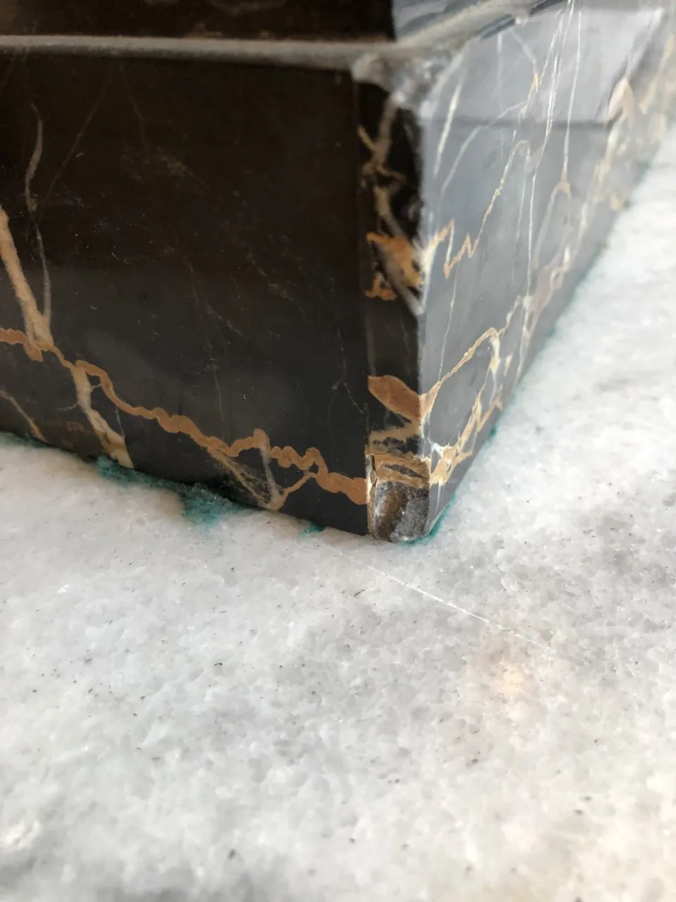 Detail der antiken Skulptur joseph d’aste mit dekorativem Sockel